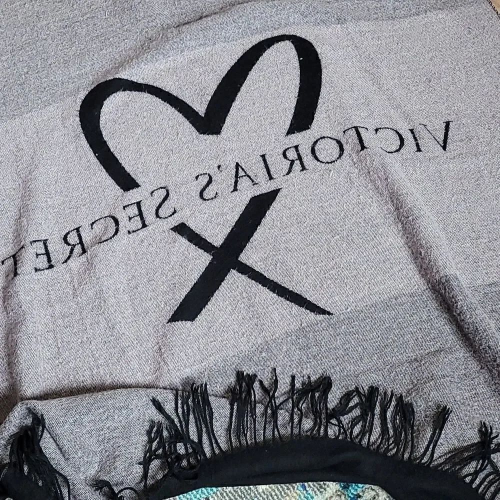 Victoria Secret black reversible throw - Picture 2 of 3